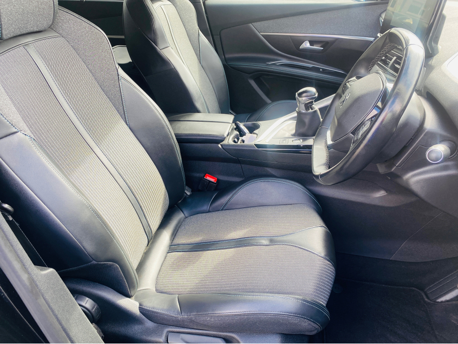 2022 Peugeot 5008 - image 12