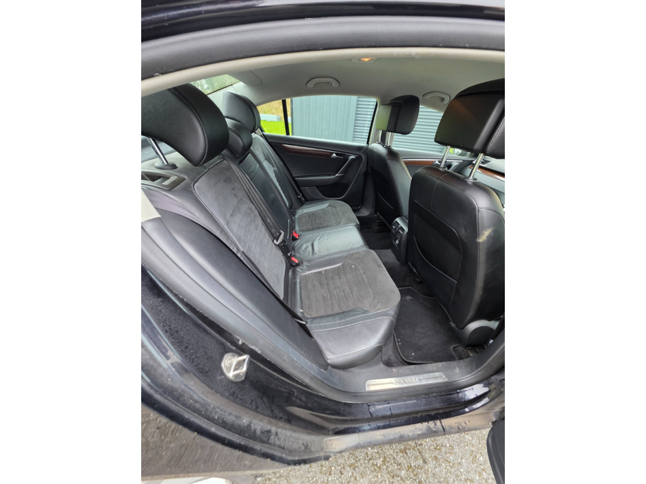 2011 Volkswagen Passat - image 9