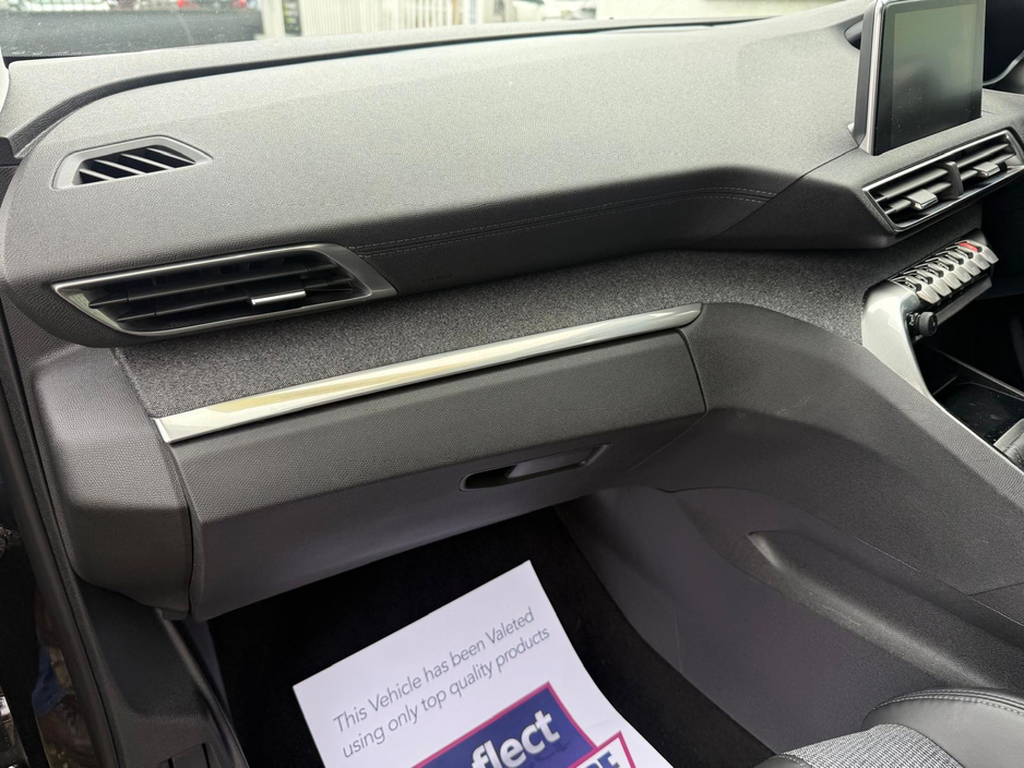 2017 Peugeot 3008 - image 14