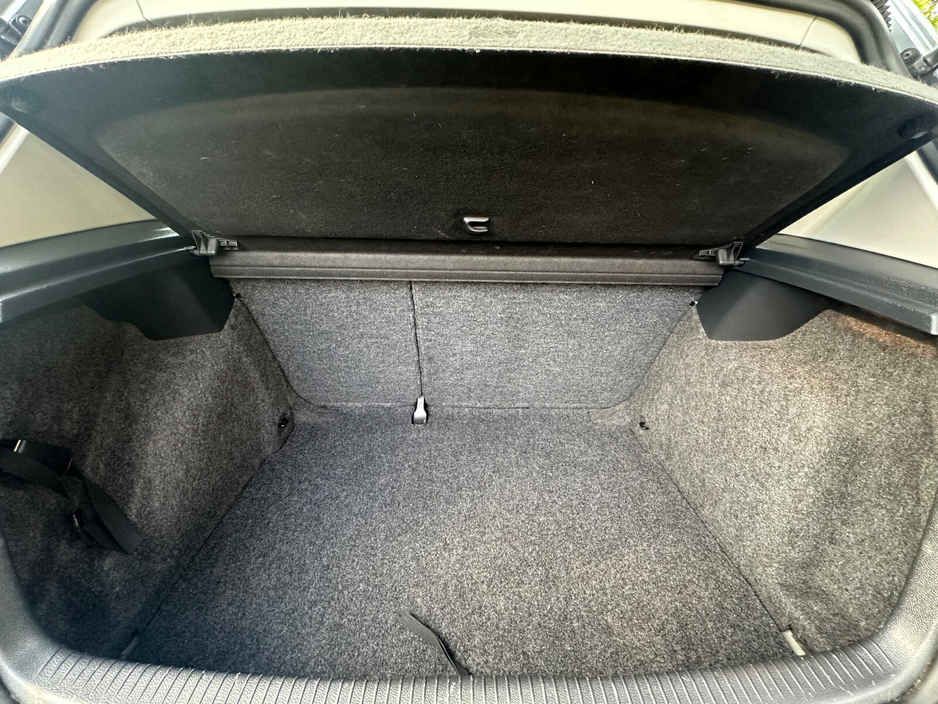 2011 Volkswagen Golf - image 12