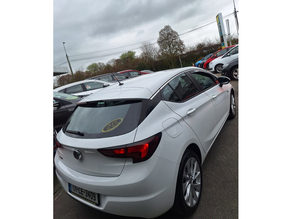 2017 Vauxhall Astra - image 5