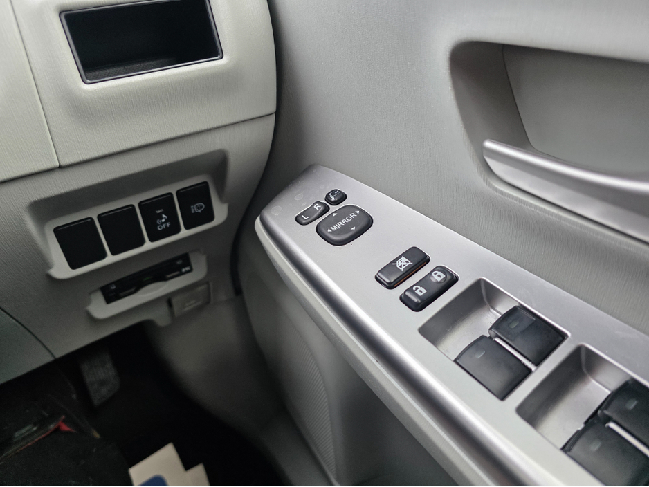 2013 Toyota Prius Alpha (7 Seater) - SELF CHARGING HYBRID -ALLOYS - REVERSE CAMERA - SIMI DEALER - LOW ROAD TAX BAND €13,450