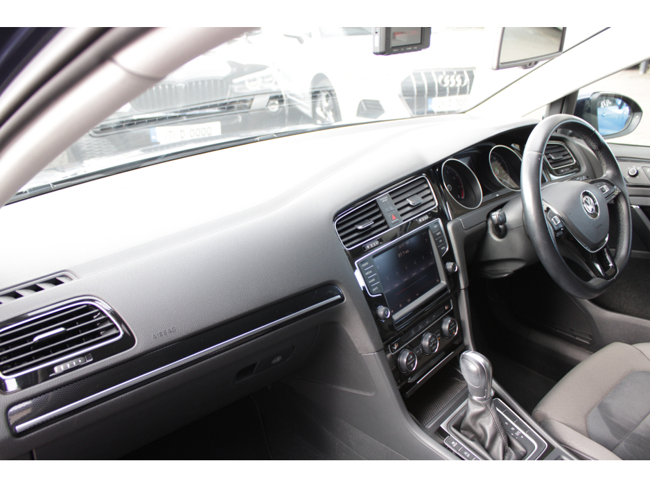 2015 Volkswagen Golf - image 23