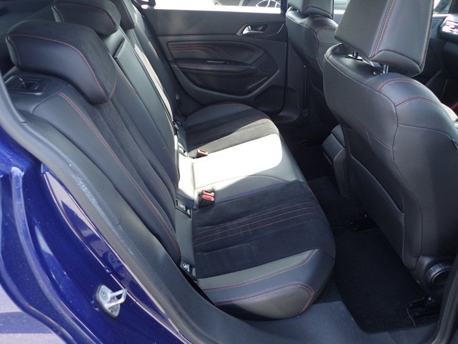 2017 Peugeot 308 GT 2.0 HDI DIESEL 180 BHP AUTOMATIC // GENUINE GT TOP SPEC CAR // GT SUEDE SPORTS BUCKET SEATS // REVERSING CAMERA // GT FLAT BOTTOM SPORTS STEERING WHEEL €17,950