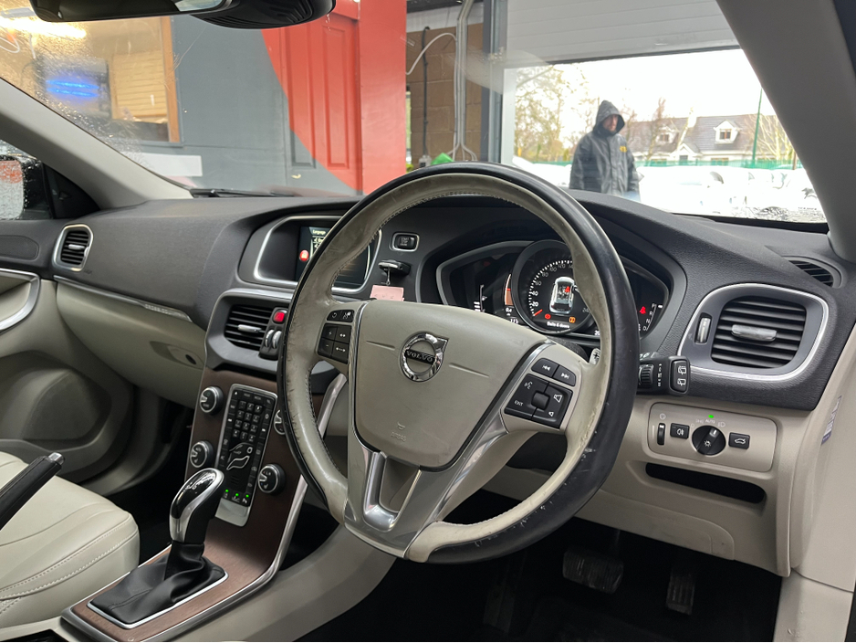 2016 Volvo V40 - image 8