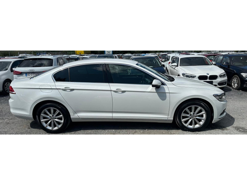 2016 Volkswagen Passat - image 4