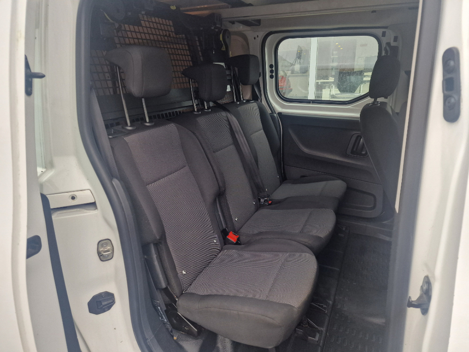 2020 Peugeot Partner - image 15