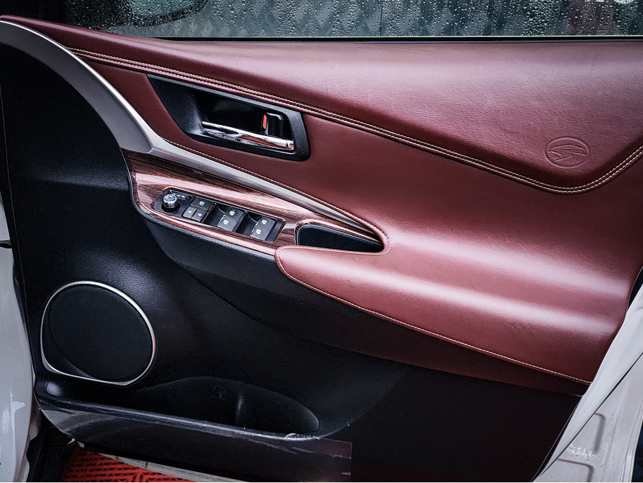 2015 Toyota Harrier - image 30