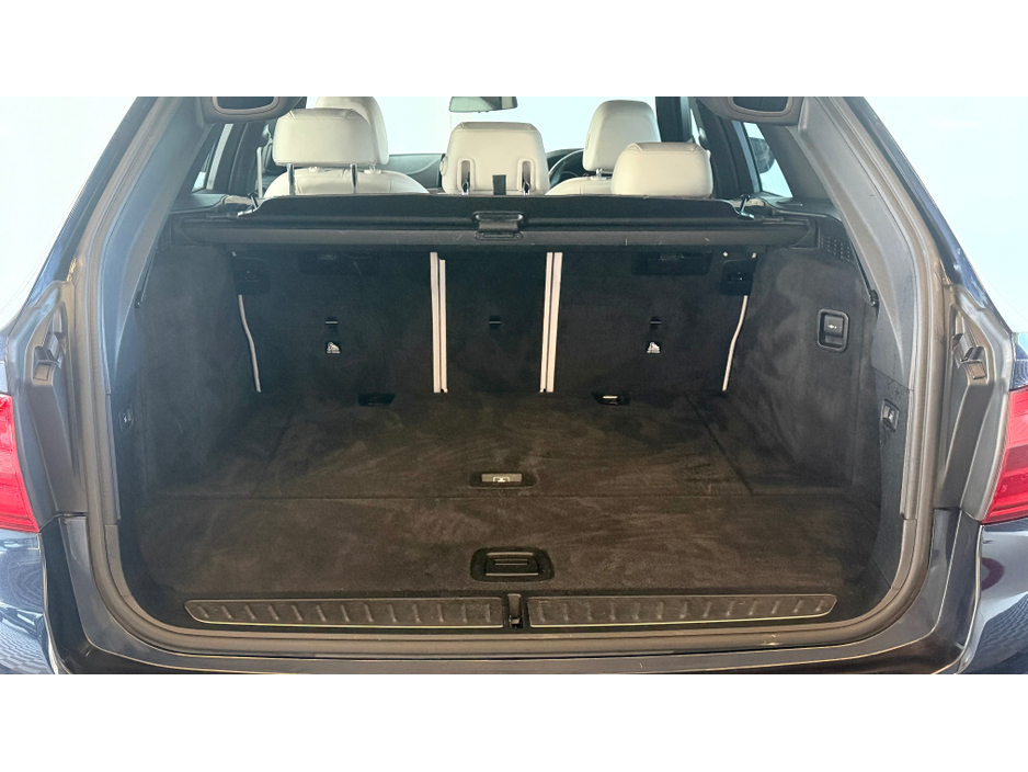 2019 BMW 5 Series - image 11