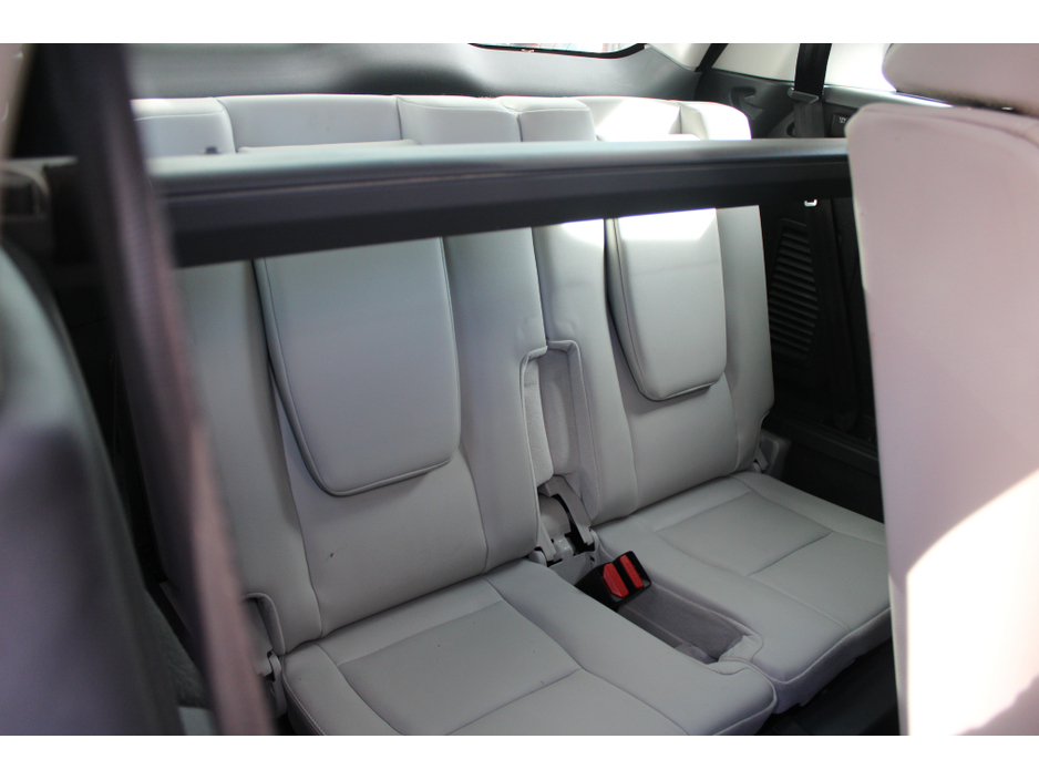 2016 Land Rover Discovery Sport - image 8