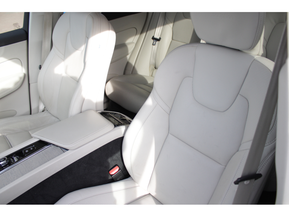 2020 Volvo XC60 - image 24