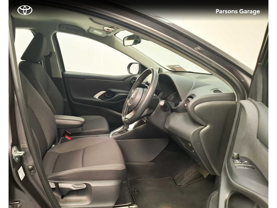 2022 Toyota Yaris - image 8