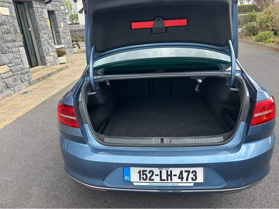 2015 Volkswagen Passat - image 9