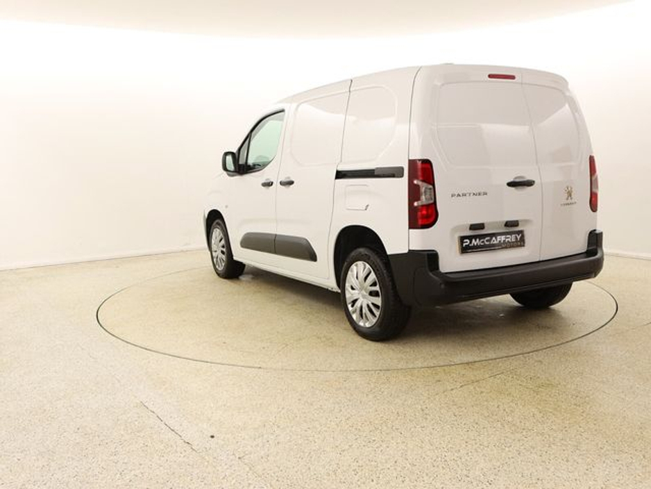 2022 Peugeot Partner - image 5