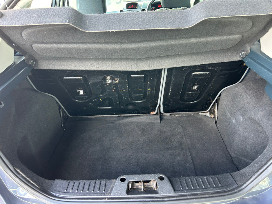2011 Ford Fiesta - image 3