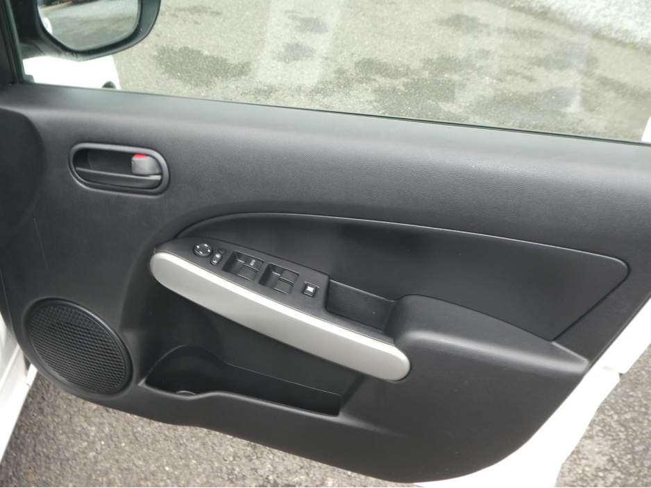 2013 Mazda Mazda2 - image 12