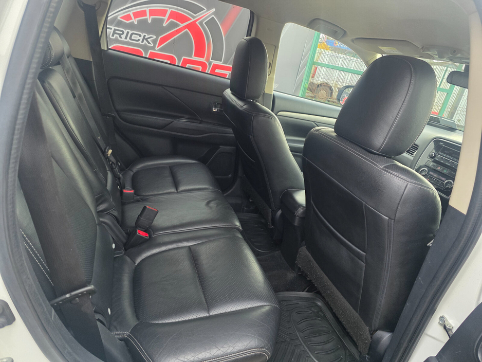 2014 Mitsubishi Outlander - image 8