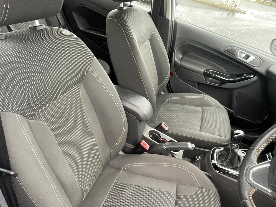 2016 Ford Fiesta - image 6