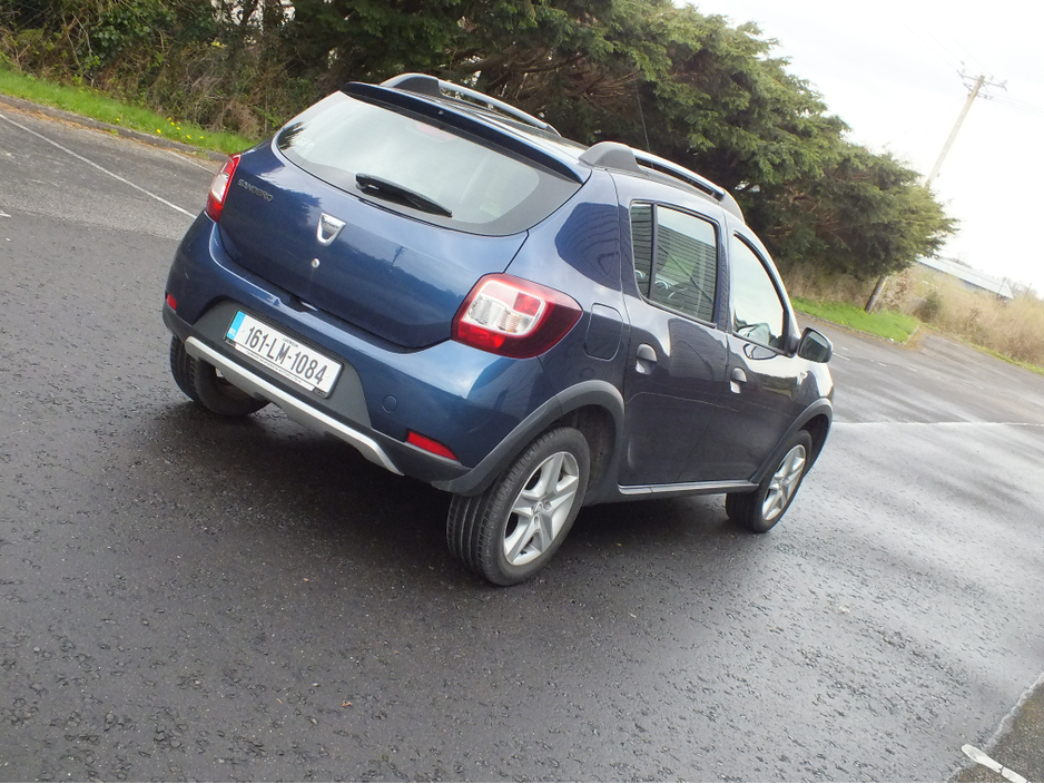 2016 Dacia Sandero - image 2