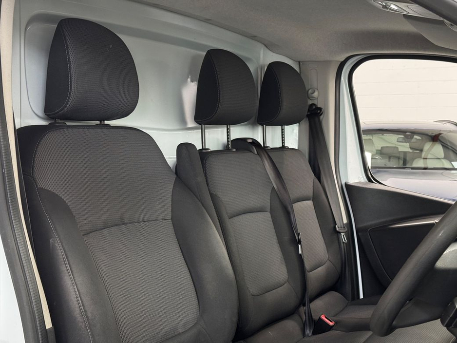 2021 Renault Trafic - image 9