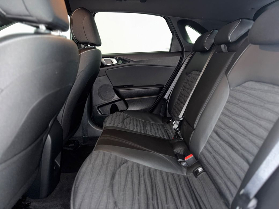 2025 Kia Ceed - image 4