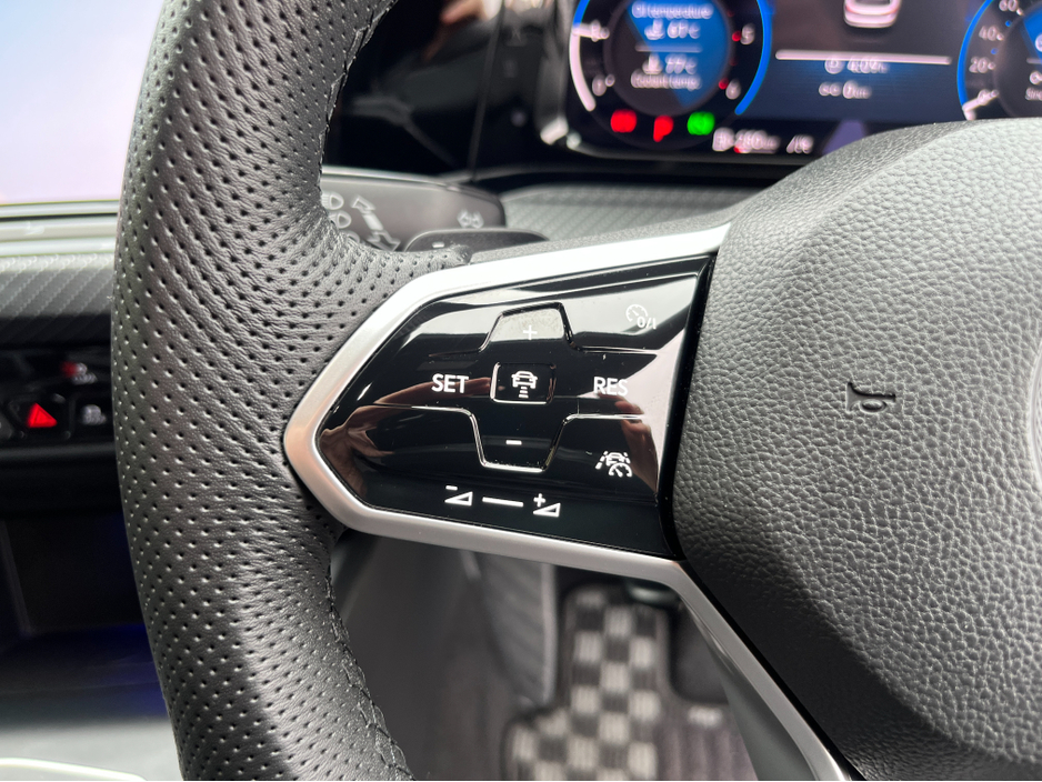 2022 Volkswagen Golf - image 21