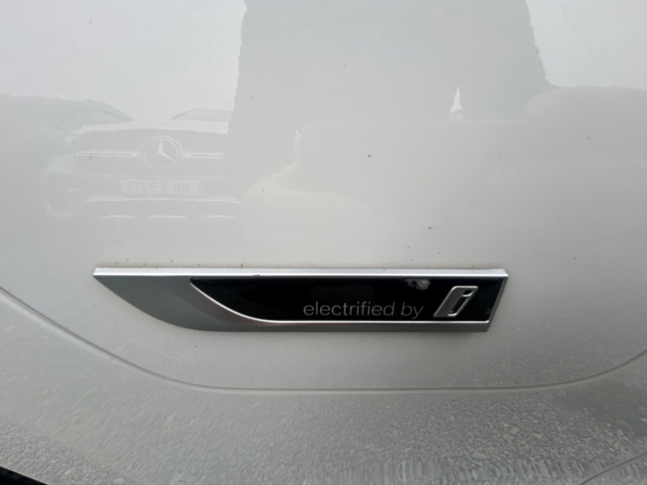 2022 BMW 3 Series - image 27