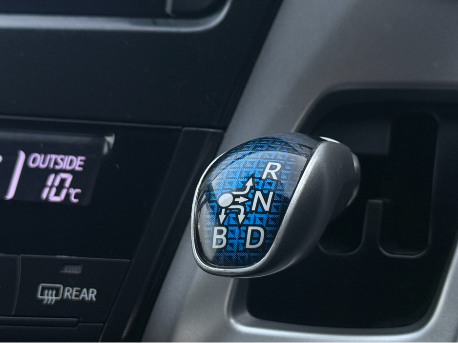 2014 Toyota Prius Alpha - image 15