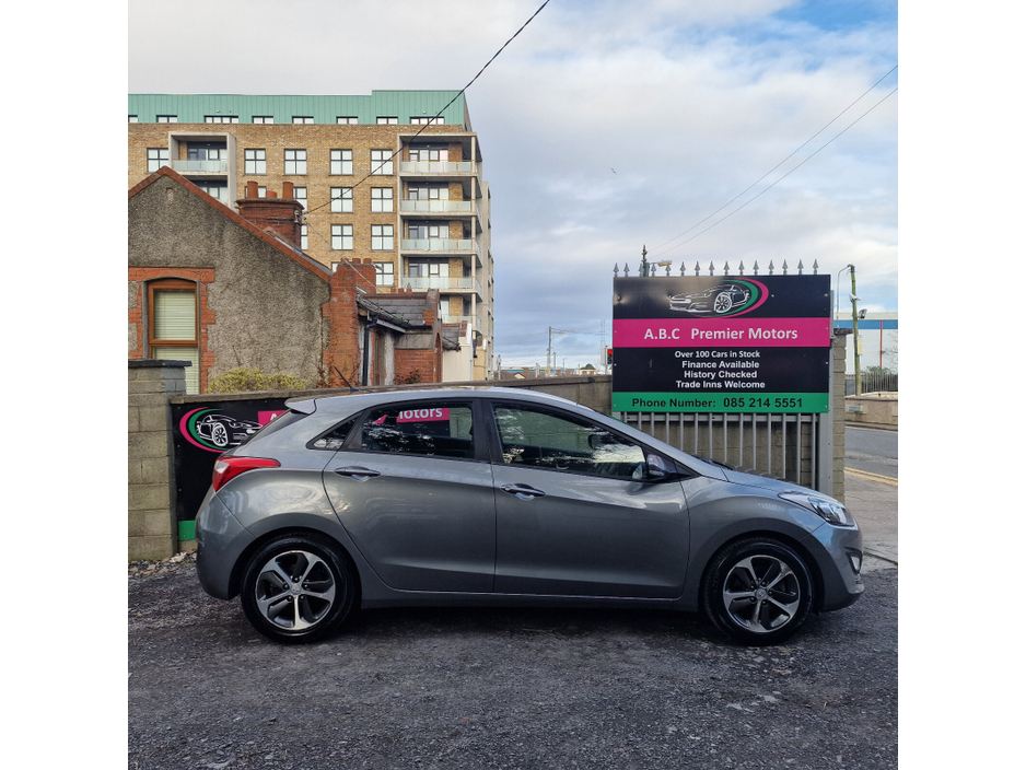 2016 Hyundai i30 - image 2