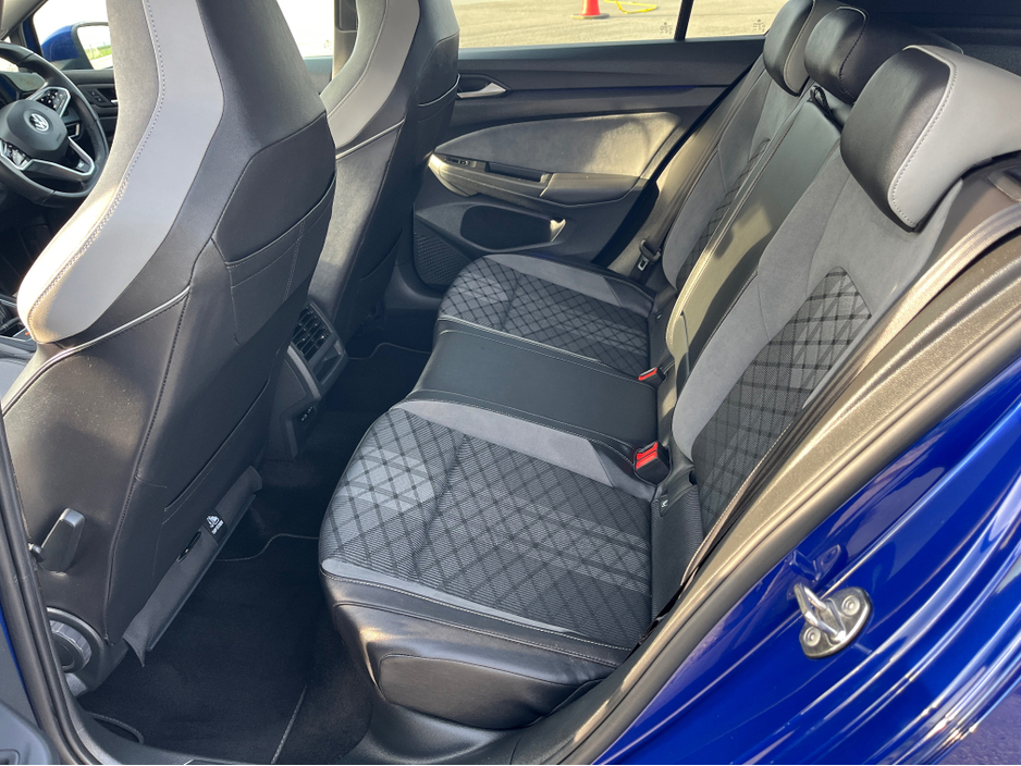 2022 Volkswagen Golf - image 11