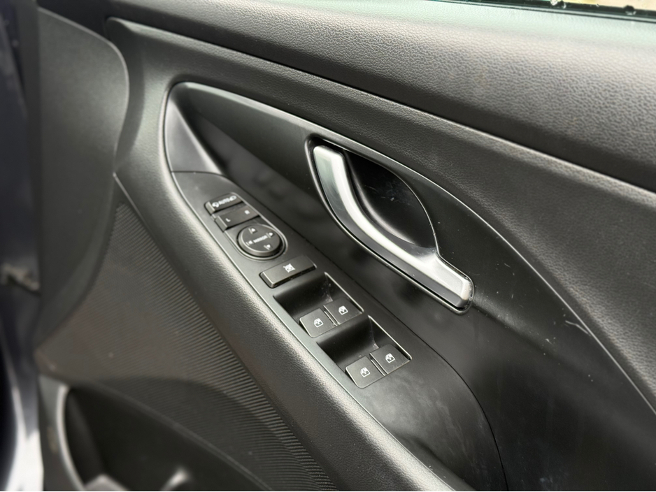 2022 Hyundai i30 - image 9