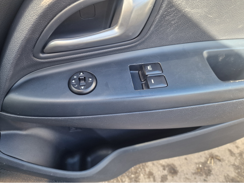 2016 Kia Rio - image 20