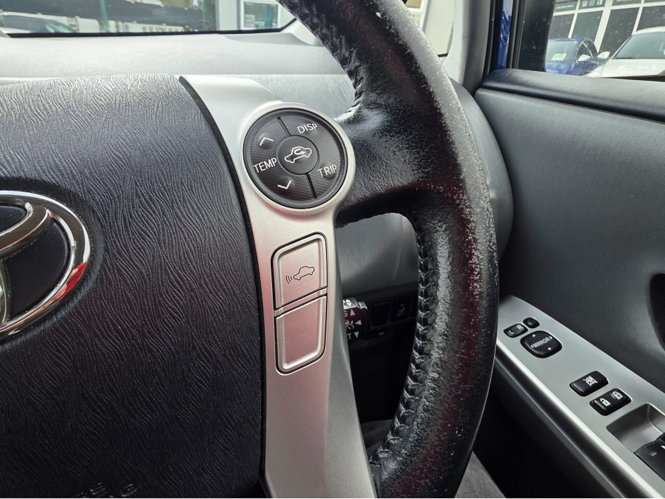 2013 Toyota Prius Alpha - image 20