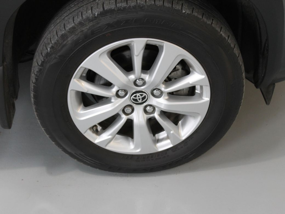 2024 Toyota Yaris - image 29