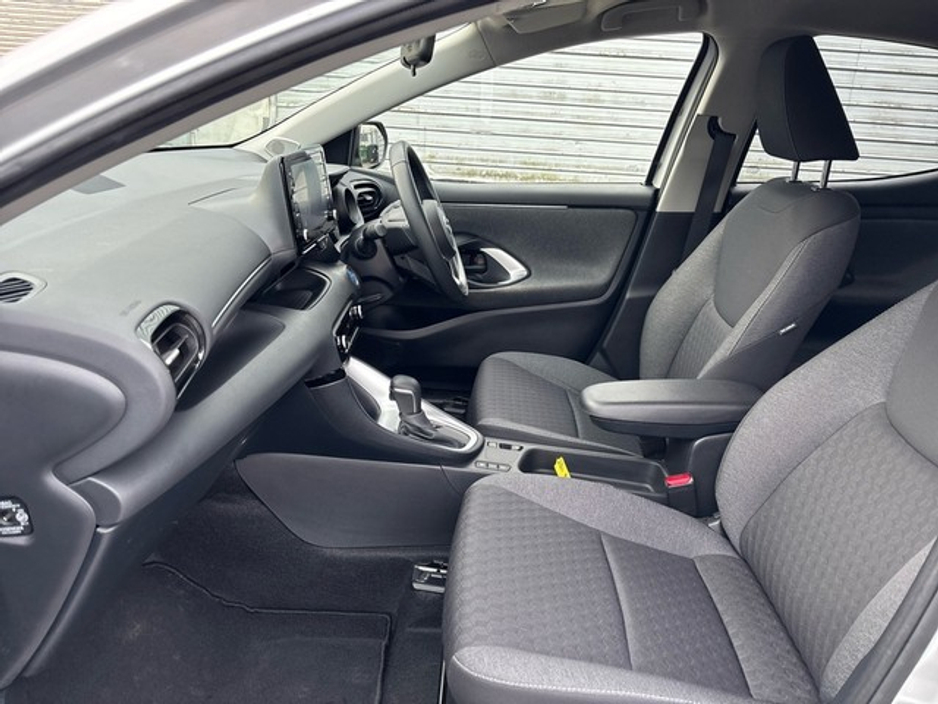 2021 Toyota Yaris - image 6