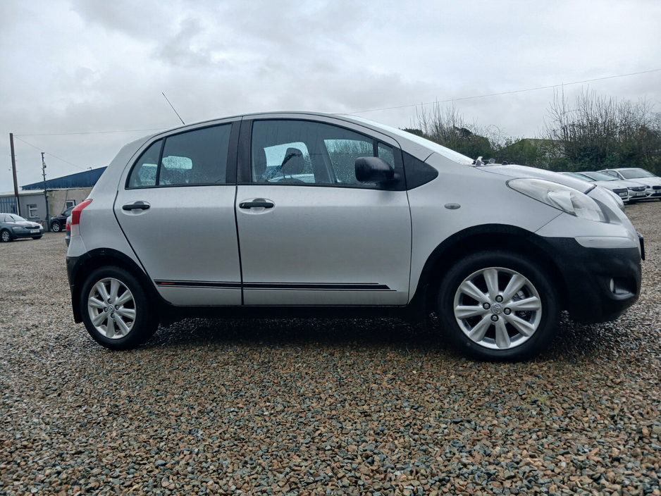 2011 Toyota Yaris - image 9