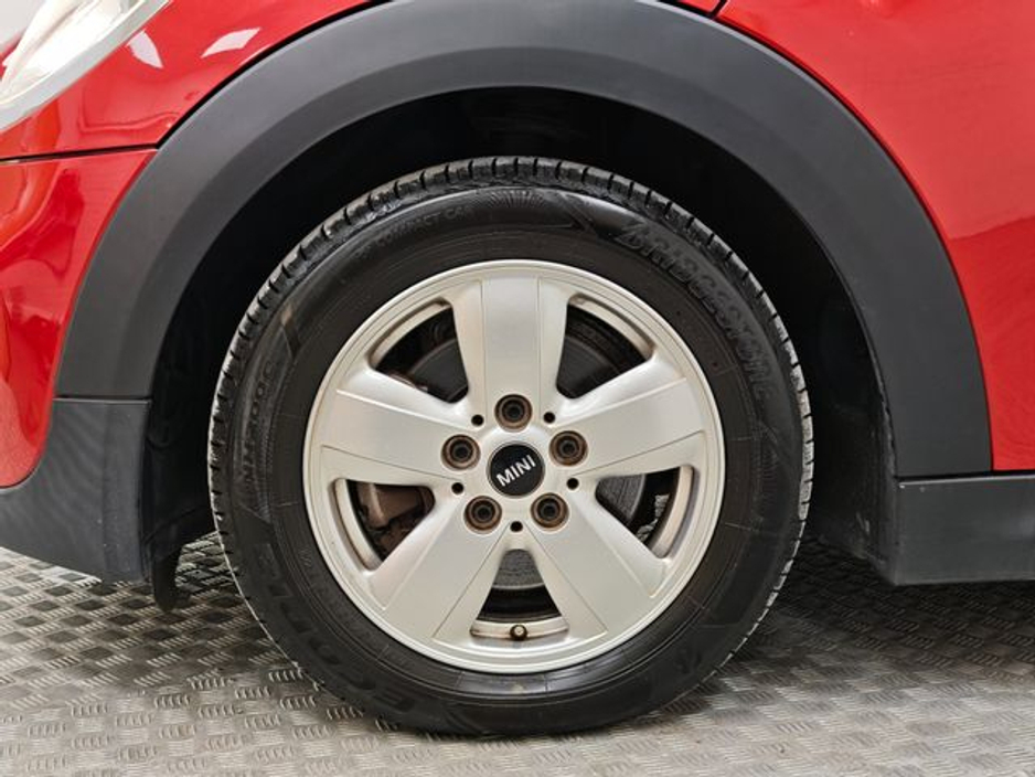 2017 MINI Cooper D - image 17