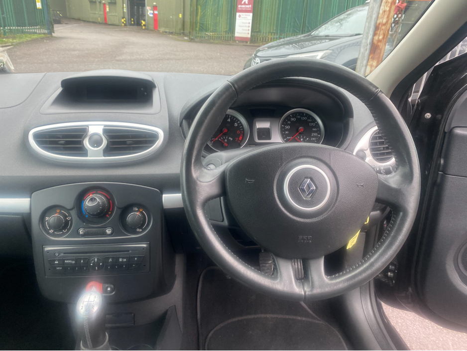 2011 Renault Clio - image 11