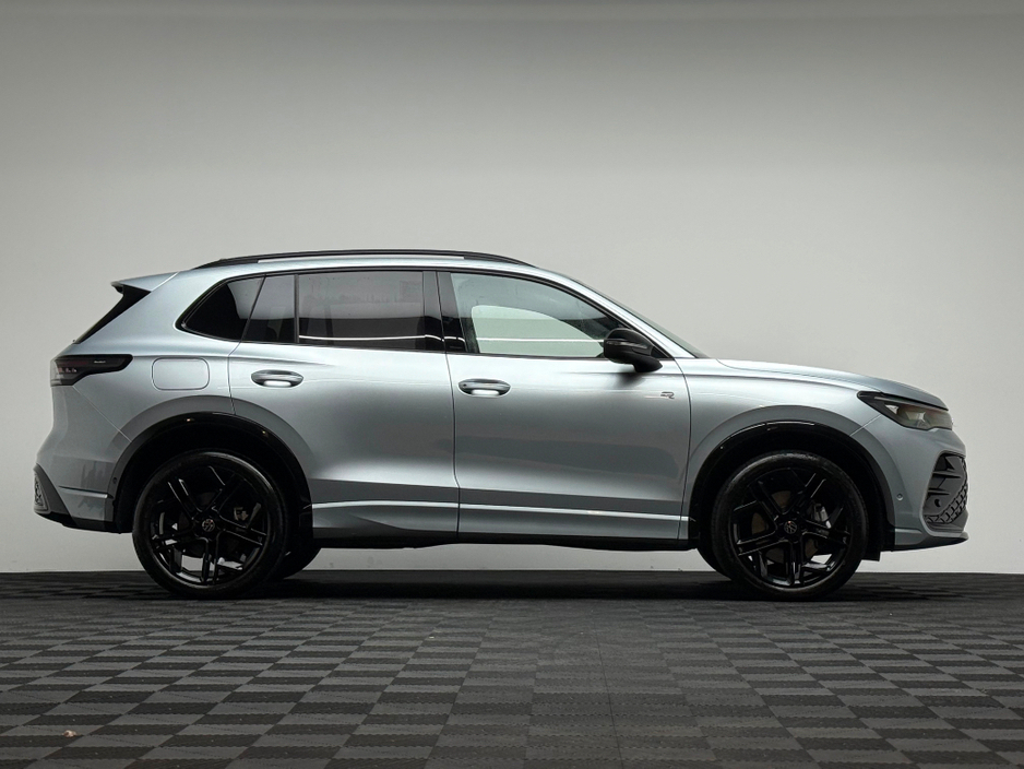 2025 Volkswagen Tiguan - image 8