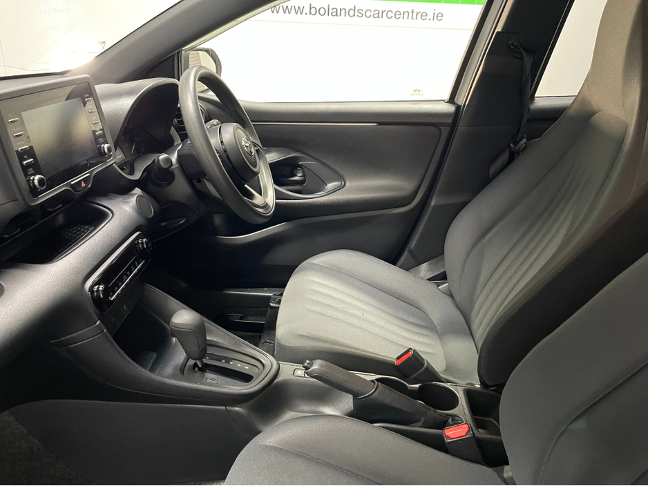 2020 Toyota Yaris - image 5