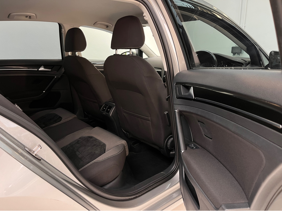 2016 Volkswagen Golf - image 21