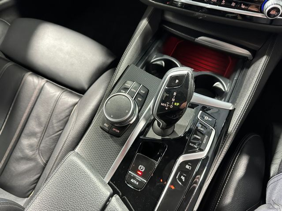 2020 BMW 5 Series - image 20