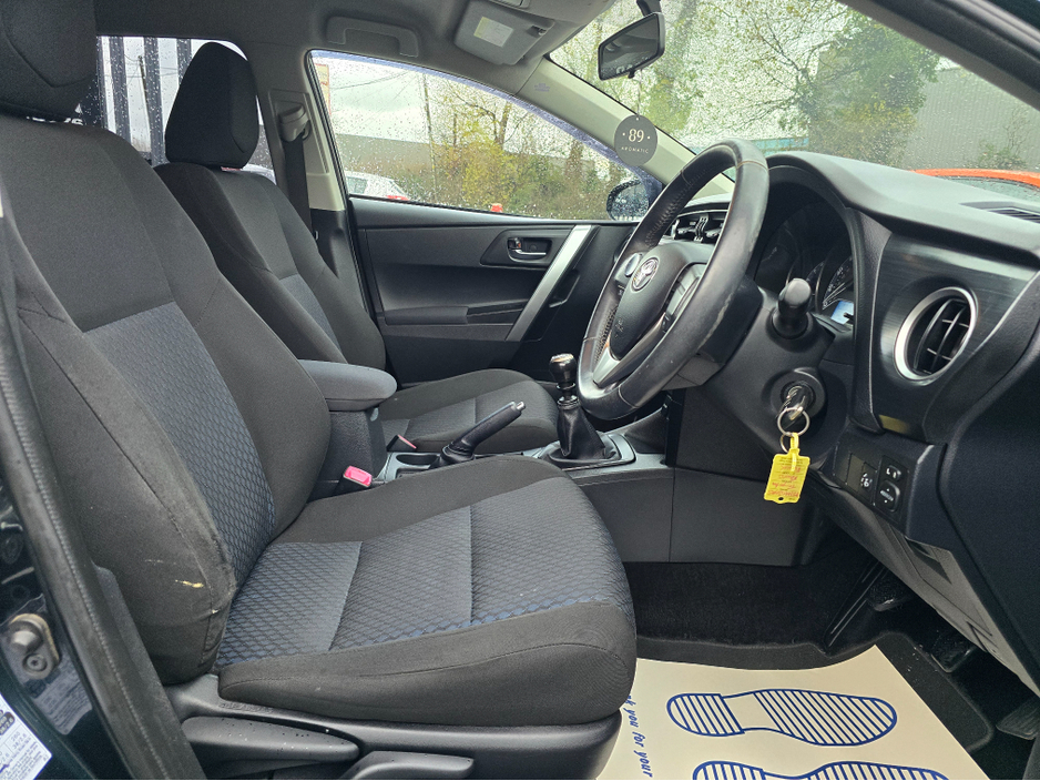 2015 Toyota Auris - image 9
