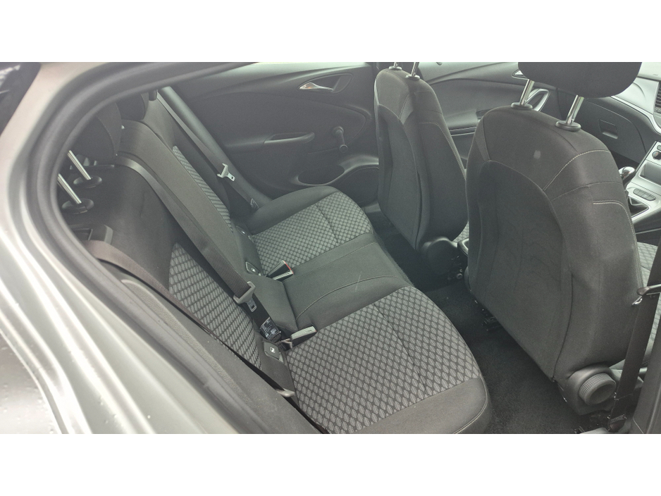 2018 Opel Astra - image 2