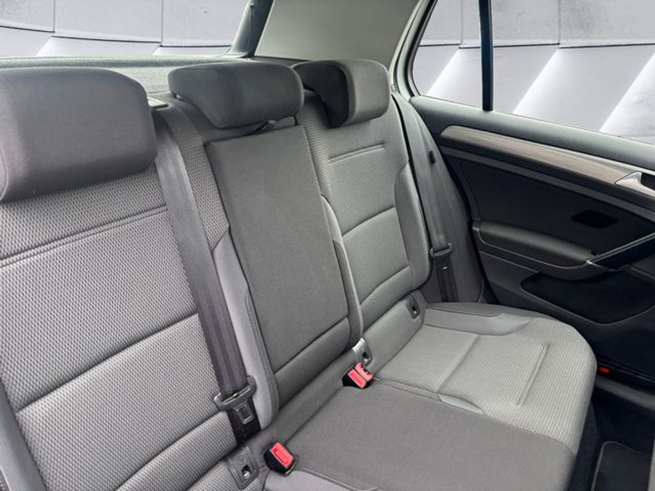 2015 Volkswagen Golf - image 11