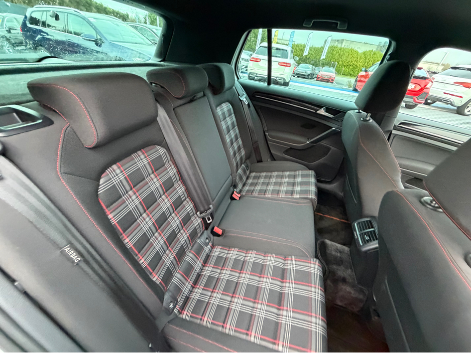 2017 Volkswagen Golf - image 30