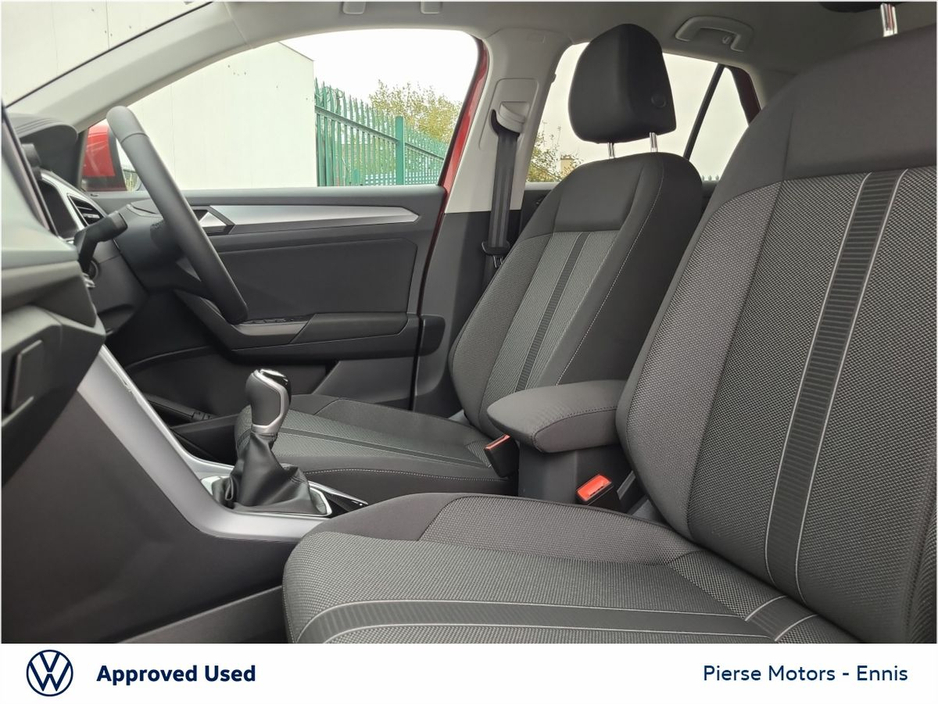 2025 Volkswagen T-Roc - image 7