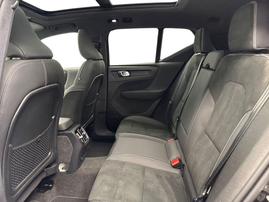 2023 Volvo XC40 - image 10