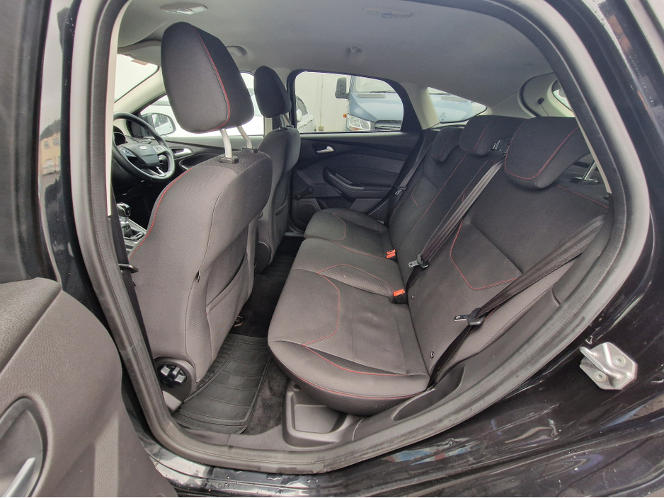 2015 Ford Focus - image 25