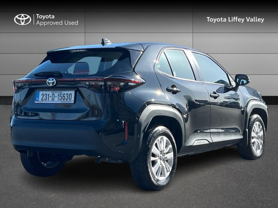 2023 Toyota Yaris Cross - image 2